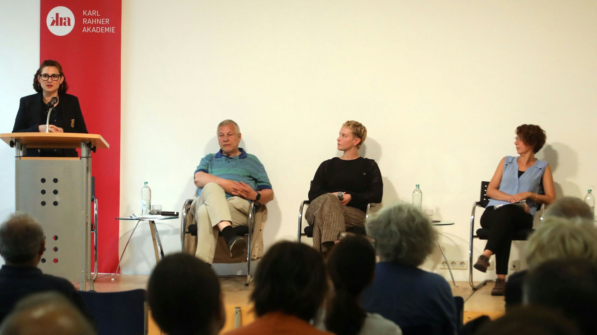 Unabhängige Bundesbeauftragte für Antidiskriminierung Ferda Ataman, Vorsitzender des Mietervereins Köln Franz-Xaver Corneth, Lara Nicolaysen vom Antidiskriminierungsbüro der Caritas Köln und Özlem Esen Tugay vom Kölner Flüchtlingsrat (v.l.) auf einem Podium