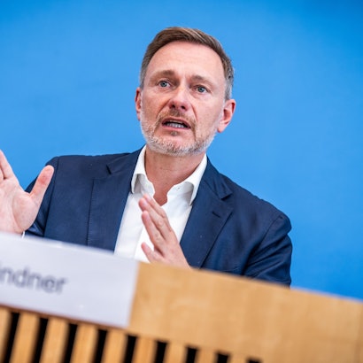 17.07.2024, Berlin: Christian Lindner (FDP), Bundesminister der Finanzen, nimmt an der Pressekonferenz zum Entwurf für den Haushalt 2025 und den Nachtragshaushalt 2024 teil. Foto: Michael Kappeler/dpa +++ dpa-Bildfunk +++