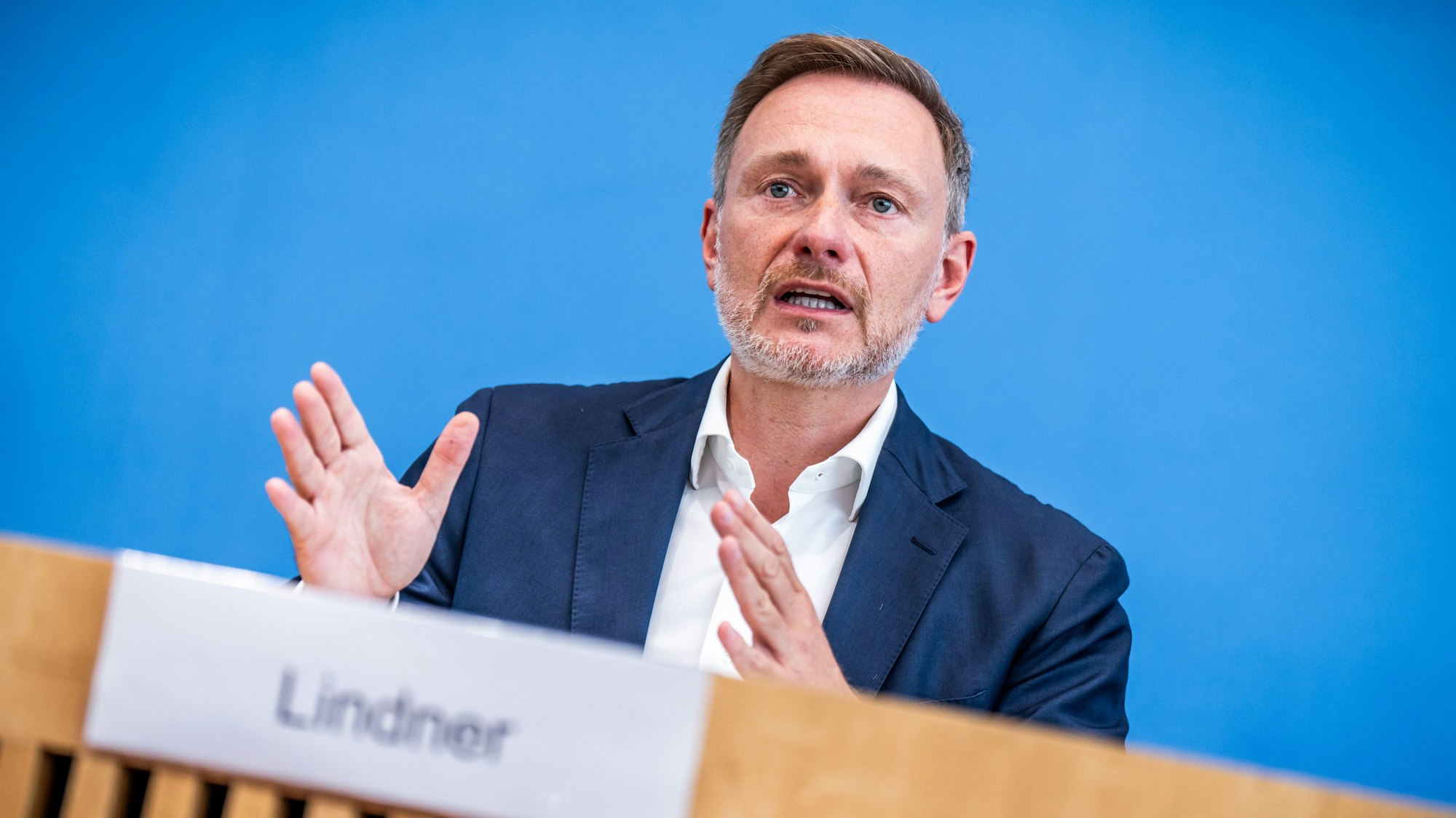 17.07.2024, Berlin: Christian Lindner (FDP), Bundesminister der Finanzen, nimmt an der Pressekonferenz zum Entwurf für den Haushalt 2025 und den Nachtragshaushalt 2024 teil. Foto: Michael Kappeler/dpa +++ dpa-Bildfunk +++