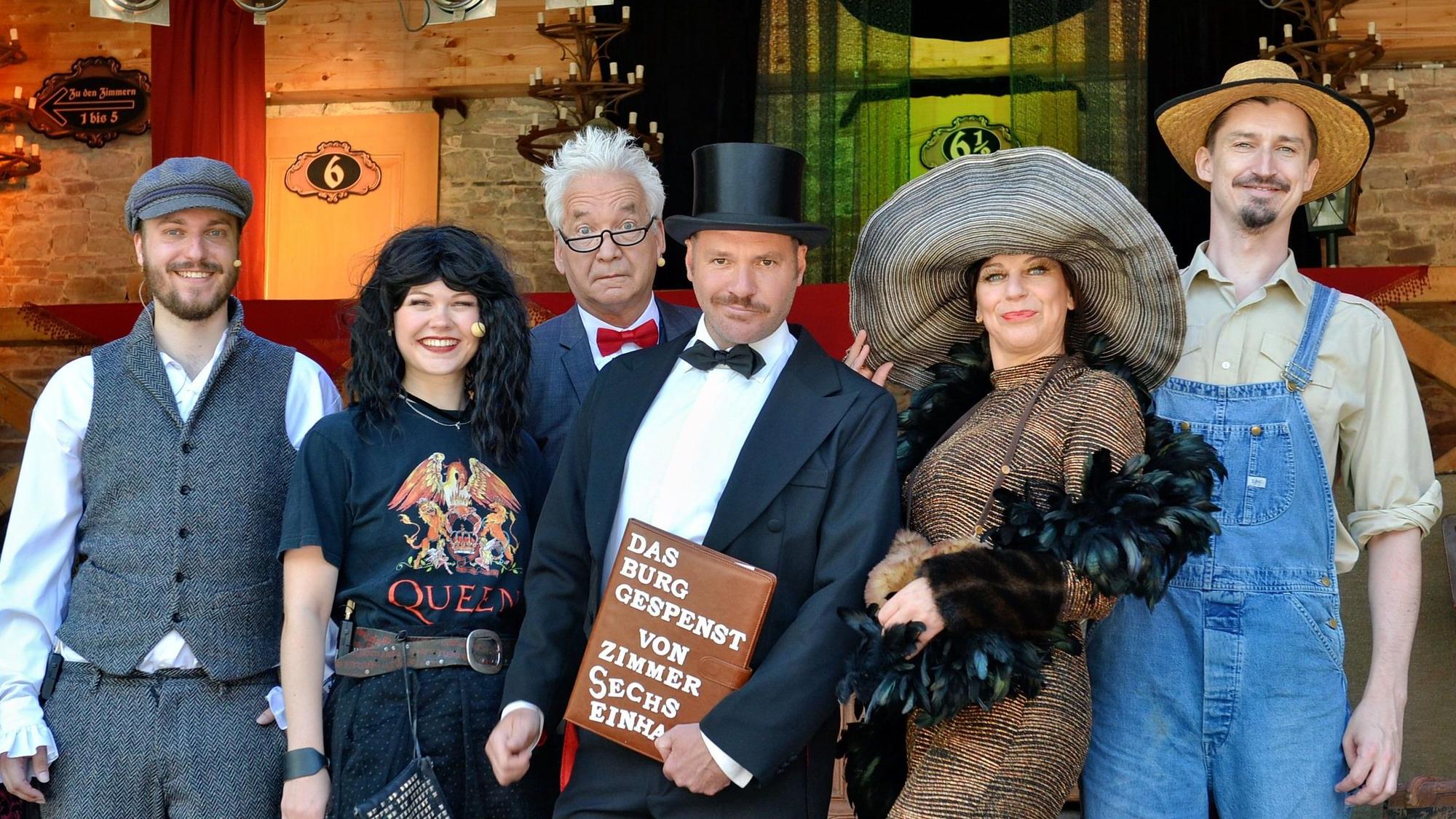 Zwei Schauspielerinnen und vier Schauspieler stehen in ihren Kostümen auf der Bühne.