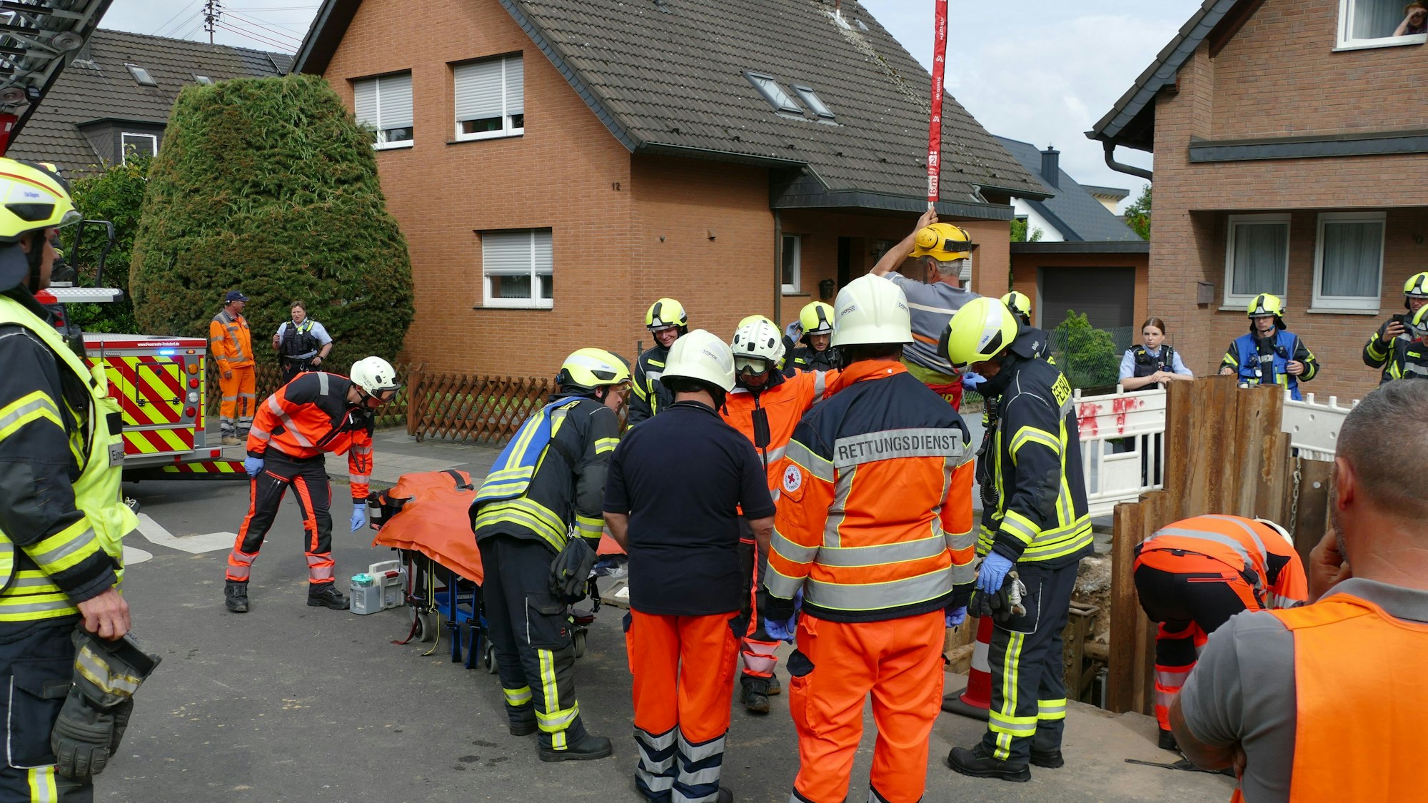 Feuerwehrleute stehen um eine Seilwinde herum.