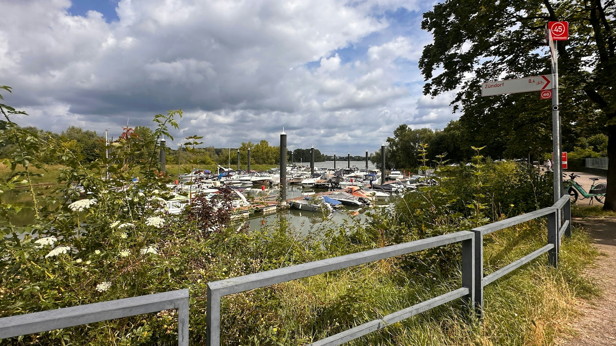 An einem Yachthafen liegen viele Schiffe an.