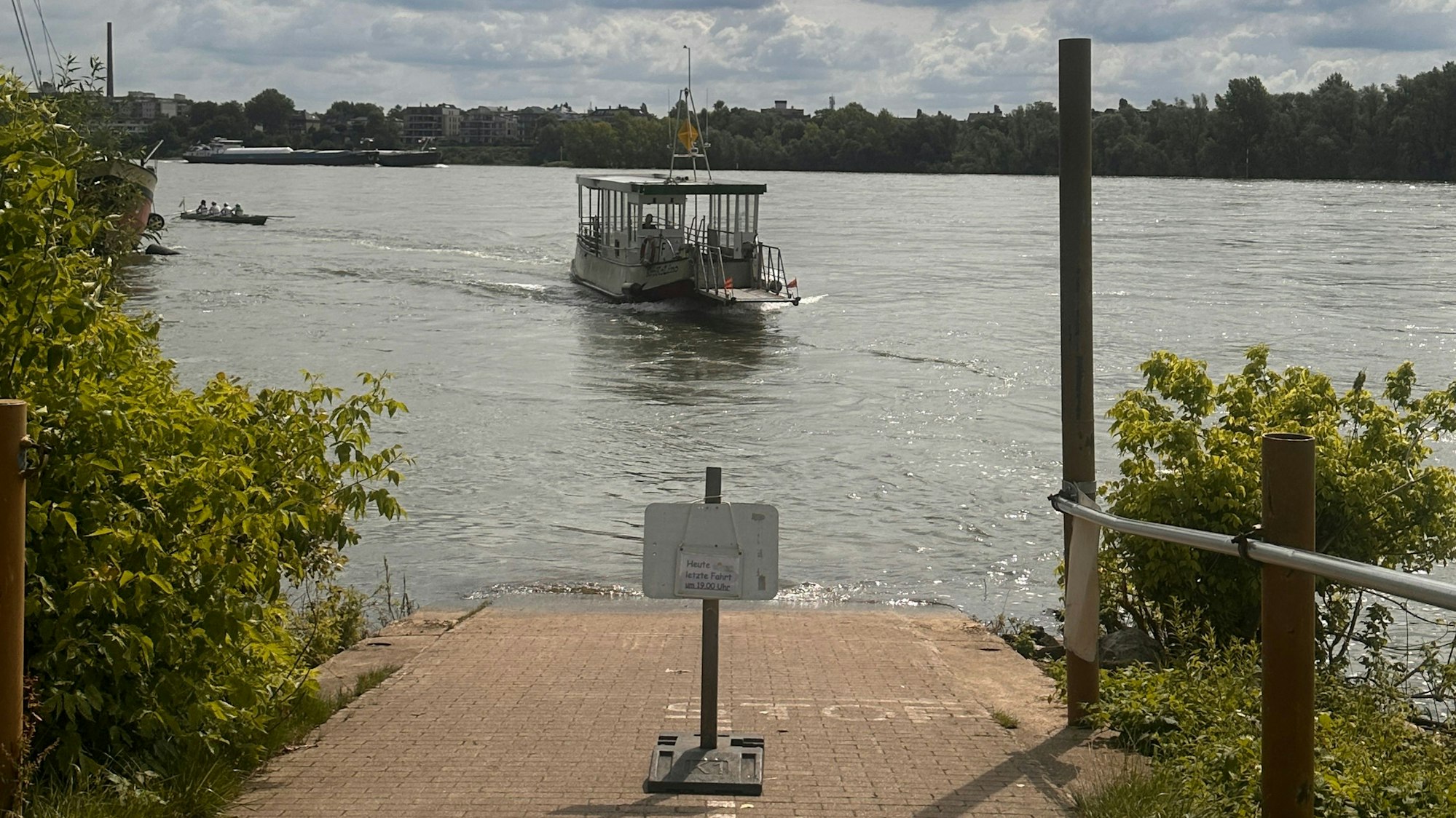 Fähre auf dem Rhein