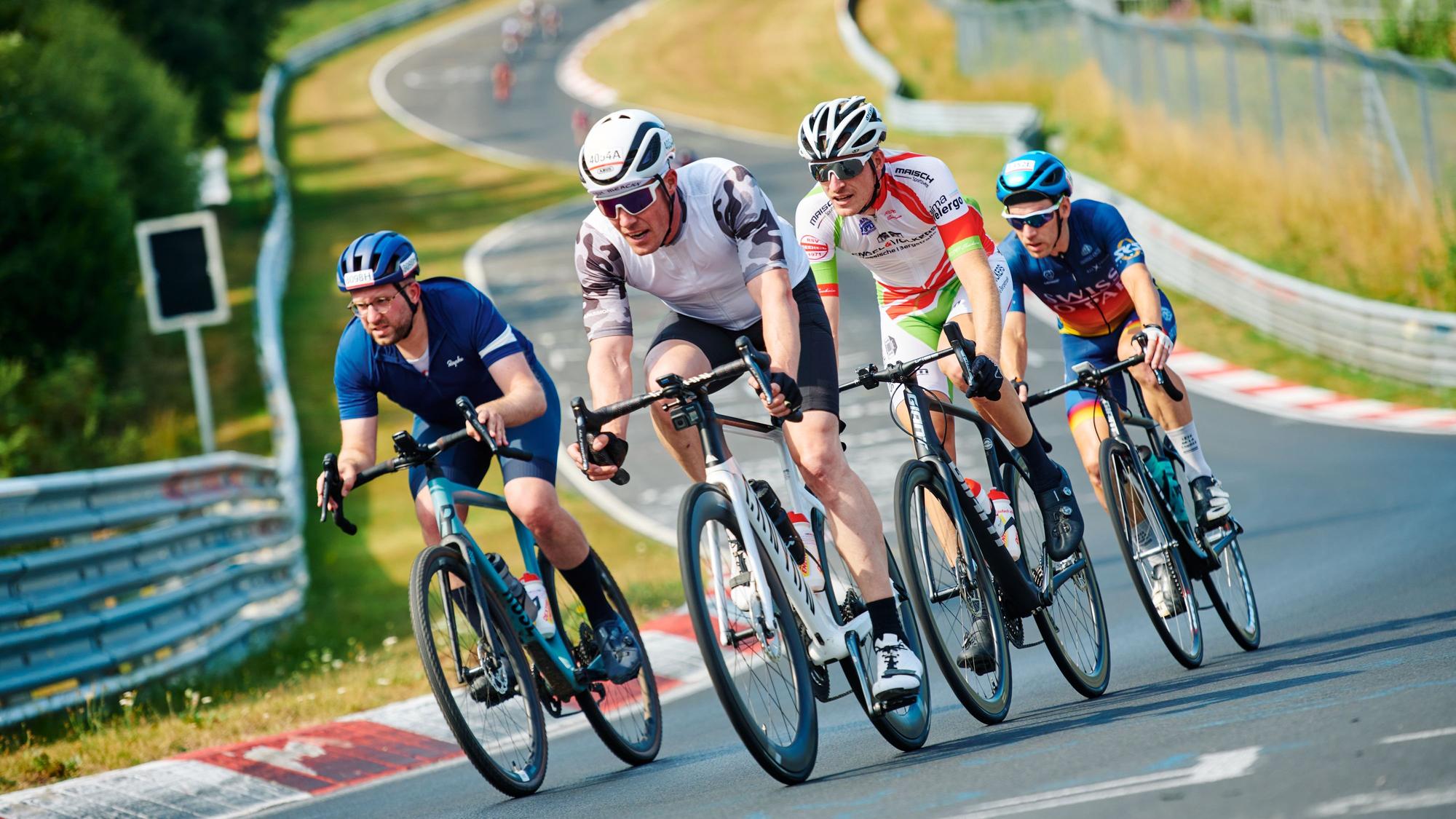 Vier Rennfahrer bei der Rundfahrt Rad am Ring auf dem Nürburgring.