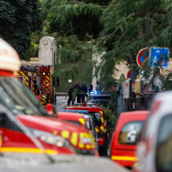 Polizisten stehen neben Rettungsfahrzeugen in der Nähe der Bar ´Le Ramus» (nicht zu sehen)