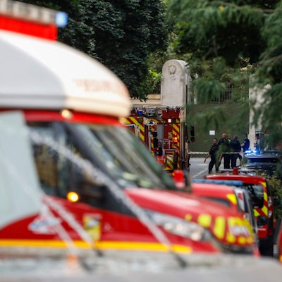Polizisten stehen neben Rettungsfahrzeugen in der Nähe der Bar ´Le Ramus» (nicht zu sehen)
