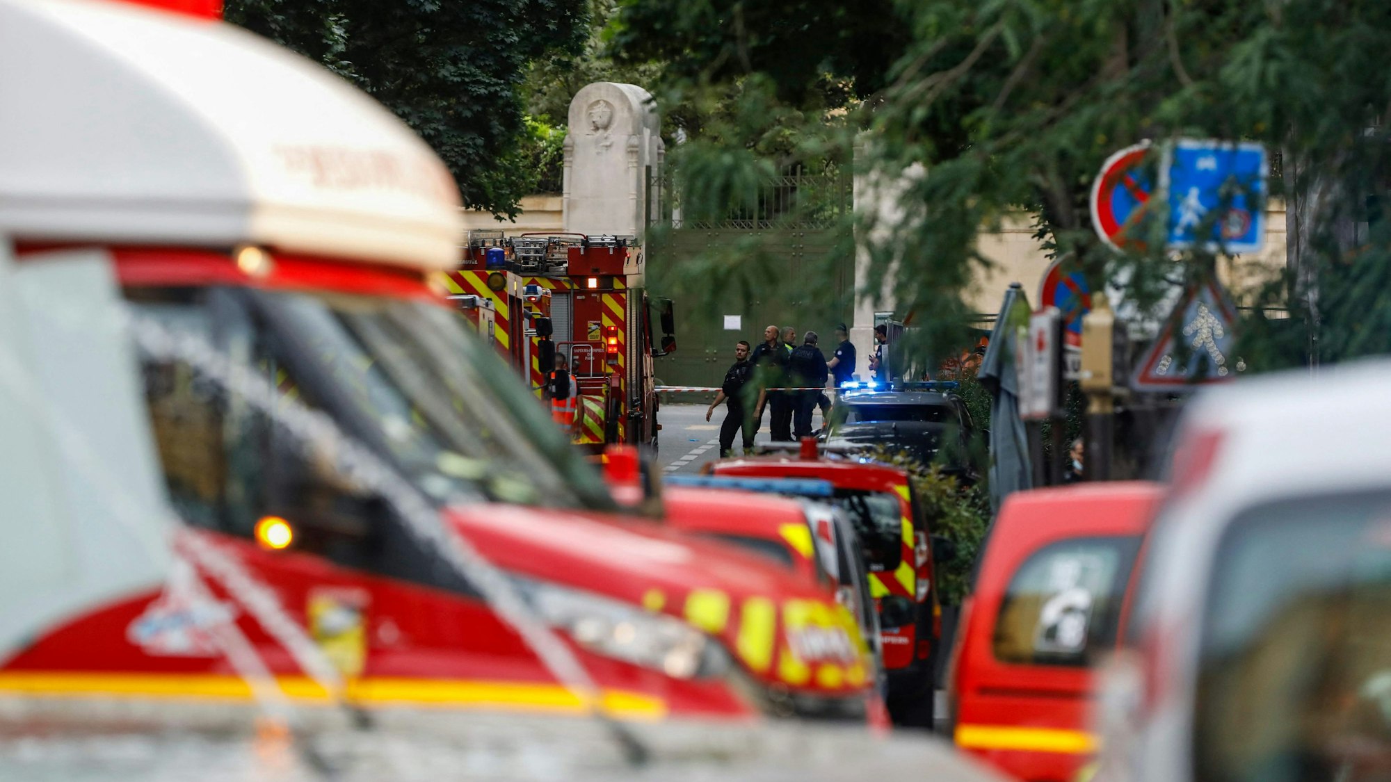 Polizisten stehen neben Rettungsfahrzeugen in der Nähe der Bar ´Le Ramus» (nicht zu sehen)