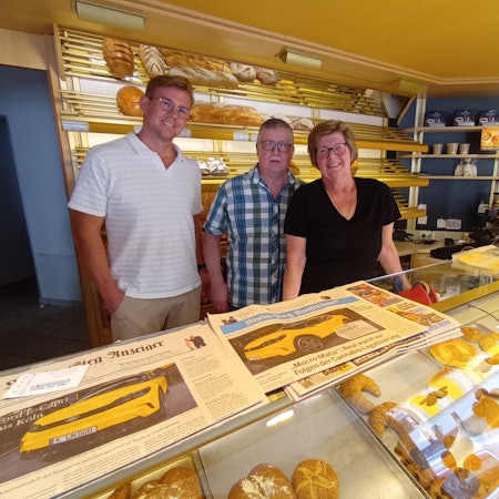 Drei Personen hinter einer Bäckereitheke
