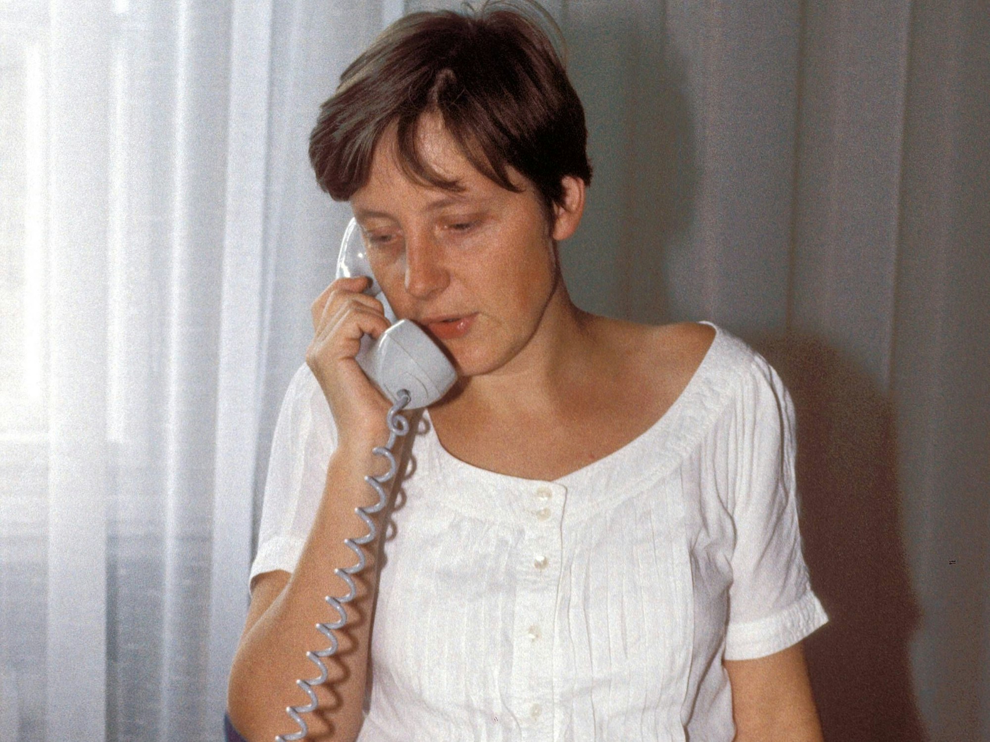 Angela Merkel, damals stellvertretende Regierungssprecherin der Regierung Lothar de Maizière, am Telefon.