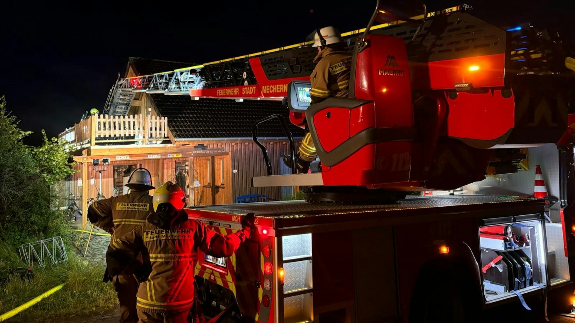 Die Drehleiter der Feuerwehr Mechernich ist an einem Haus in Blankenheim-Mülheim im Einsatz.