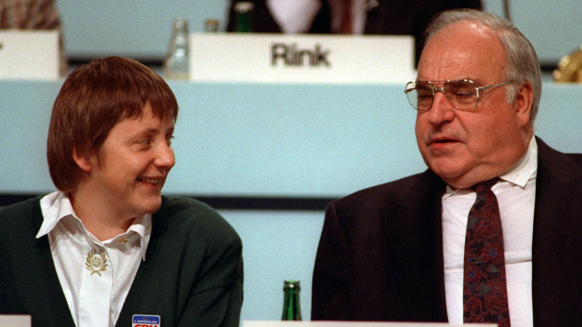 Der damalige Bundeskanzler Helmut Kohl und seine damals neu gewählte Stellvertreterin, Frauenministerin Angela Merkel, sitzen während des Parteitags der CDU im Kulturpalast nebeneinander auf dem Podium.