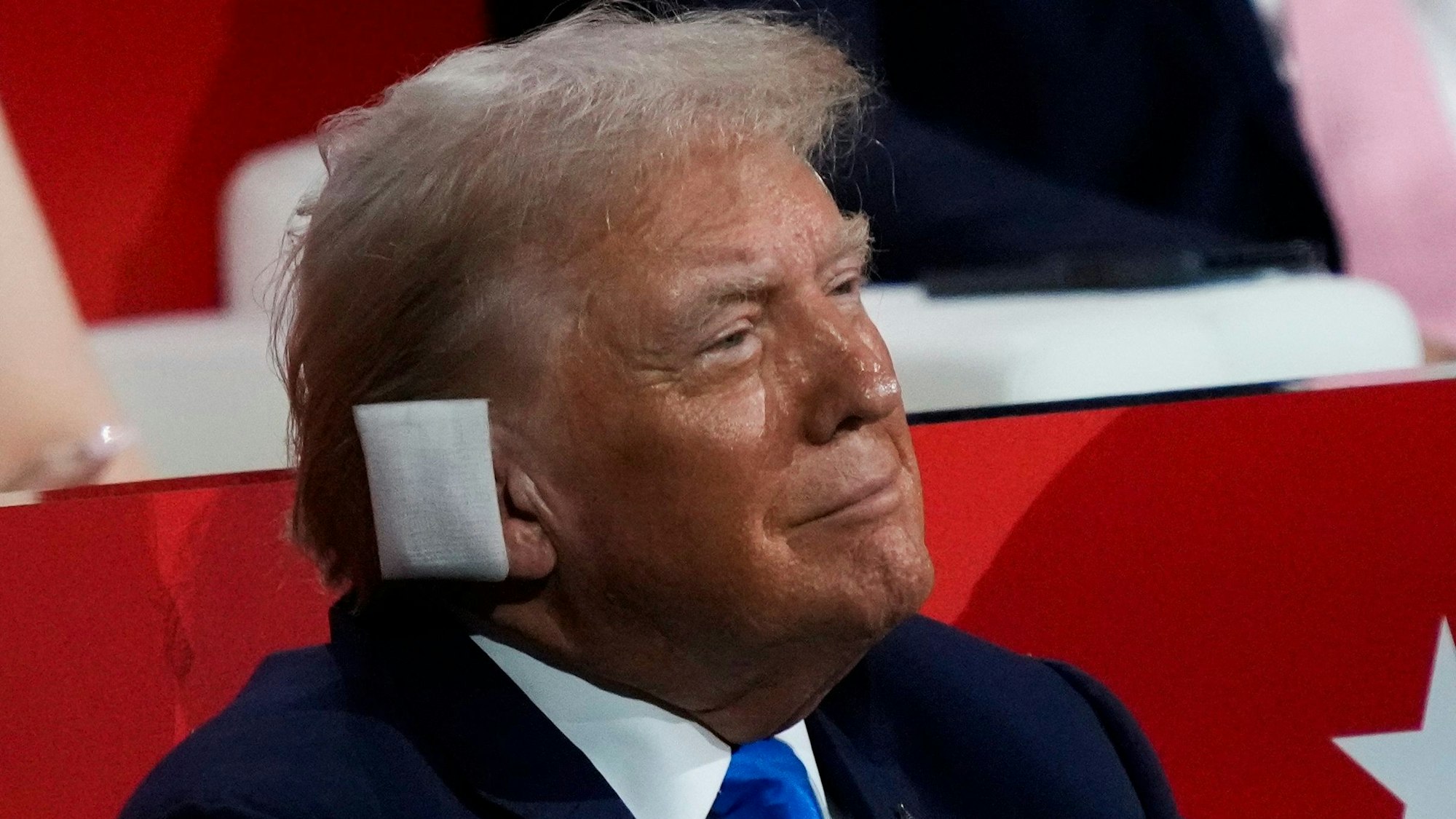 16.07.2024, USA, Milwaukee: Der republikanische Präsidentschaftskandidat und ehemalige US-Präsident Donald Trump hört der ehemaligen UN-Botschafterin Haley während der Republican National Convention zu.