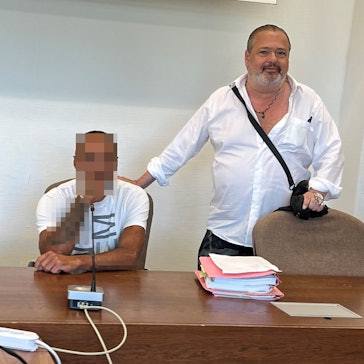 Der 38-jährige Angeklagte mit seinem Verteidiger Claus Eßer beim Prozessauftakt im Landgericht Köln.