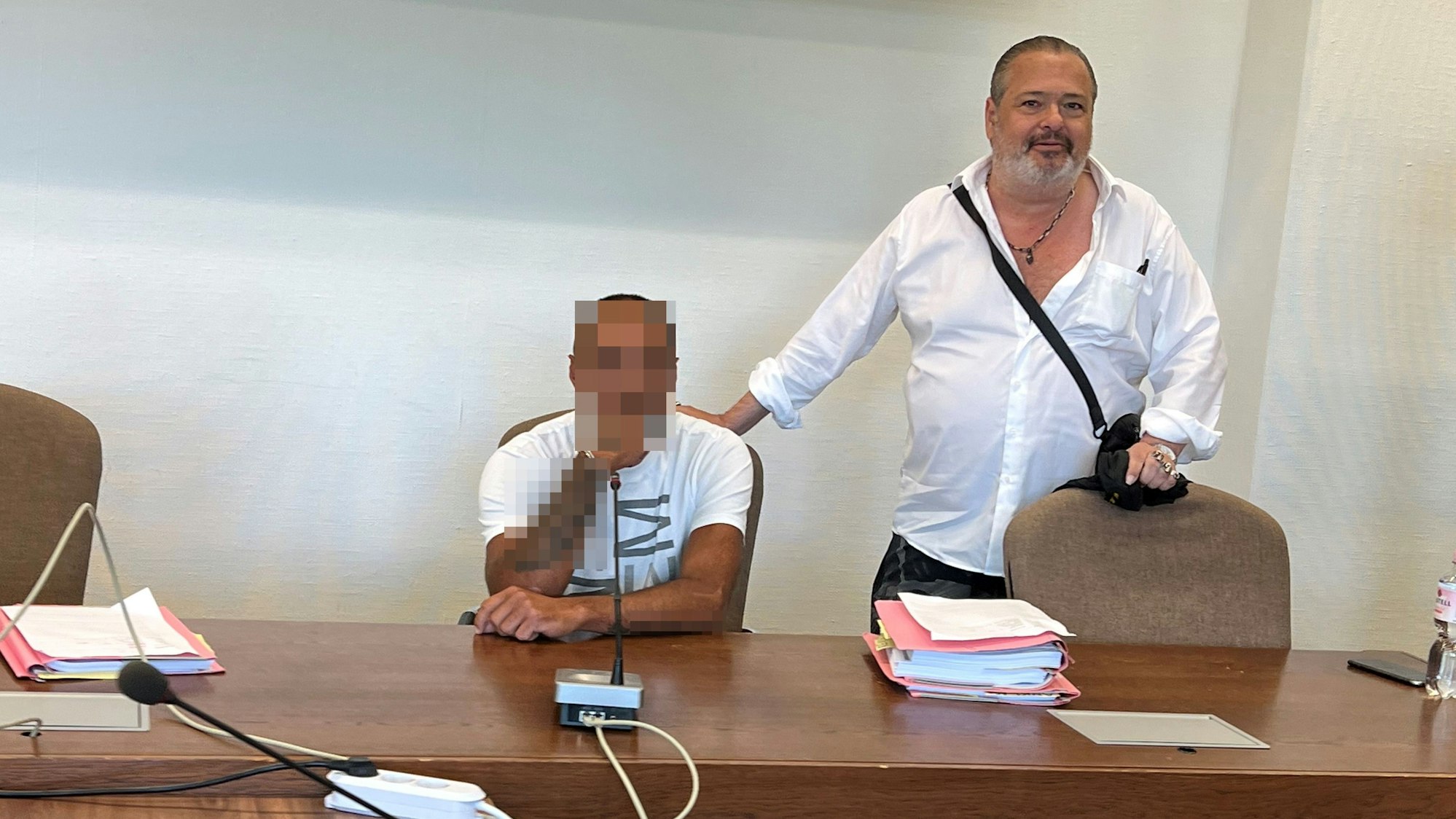 Der 38-jährige Angeklagte mit seinem Verteidiger Claus Eßer beim Prozessauftakt im Landgericht Köln