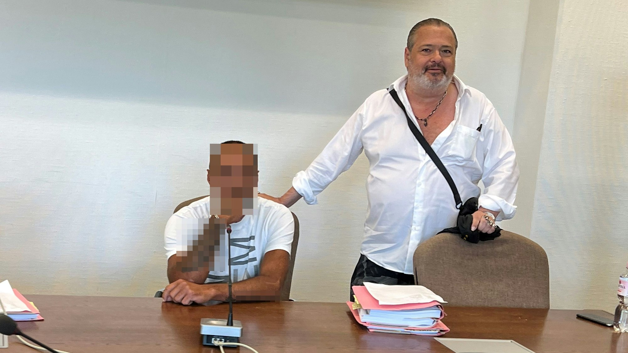 Der 38-jährige Angeklagte mit seinem Verteidiger Claus Eßer beim Prozessauftakt im Landgericht Köln