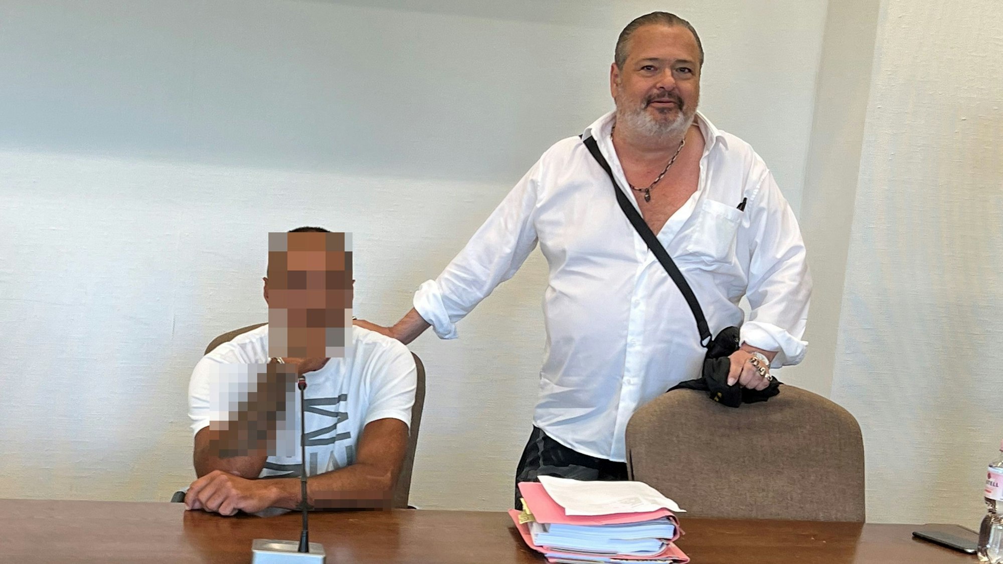 Der 38-jährige Angeklagte mit seinem Verteidiger Claus Eßer beim Prozessauftakt im Landgericht Köln