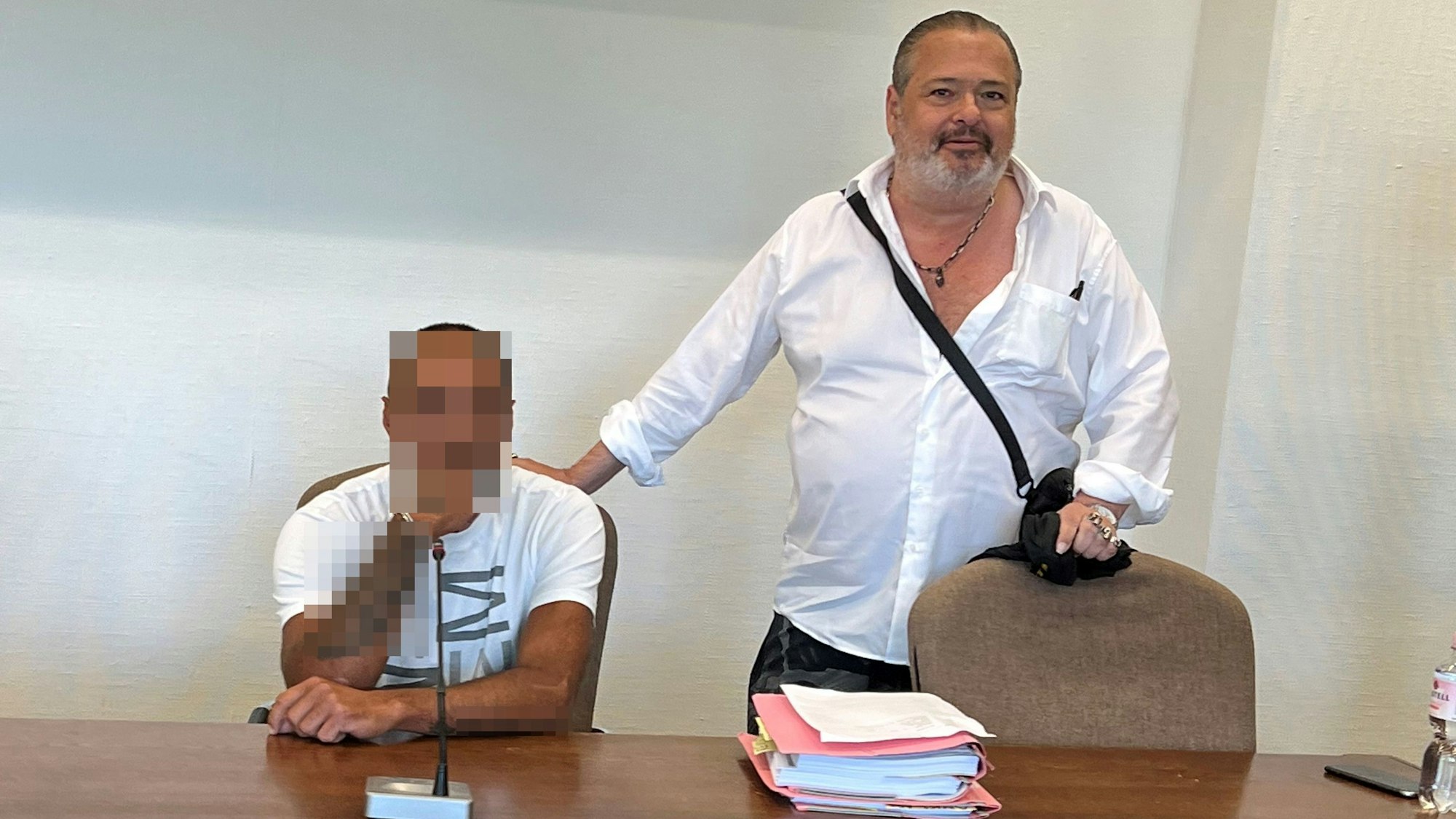 Der 38-jährige Angeklagte mit seinem Verteidiger Claus Eßer beim Prozessauftakt im Landgericht Köln.