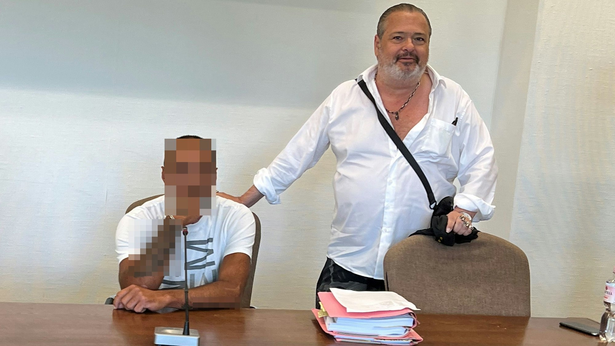 Der 38-jährige Angeklagte mit seinem Verteidiger Claus Eßer beim Prozessauftakt im Landgericht Köln