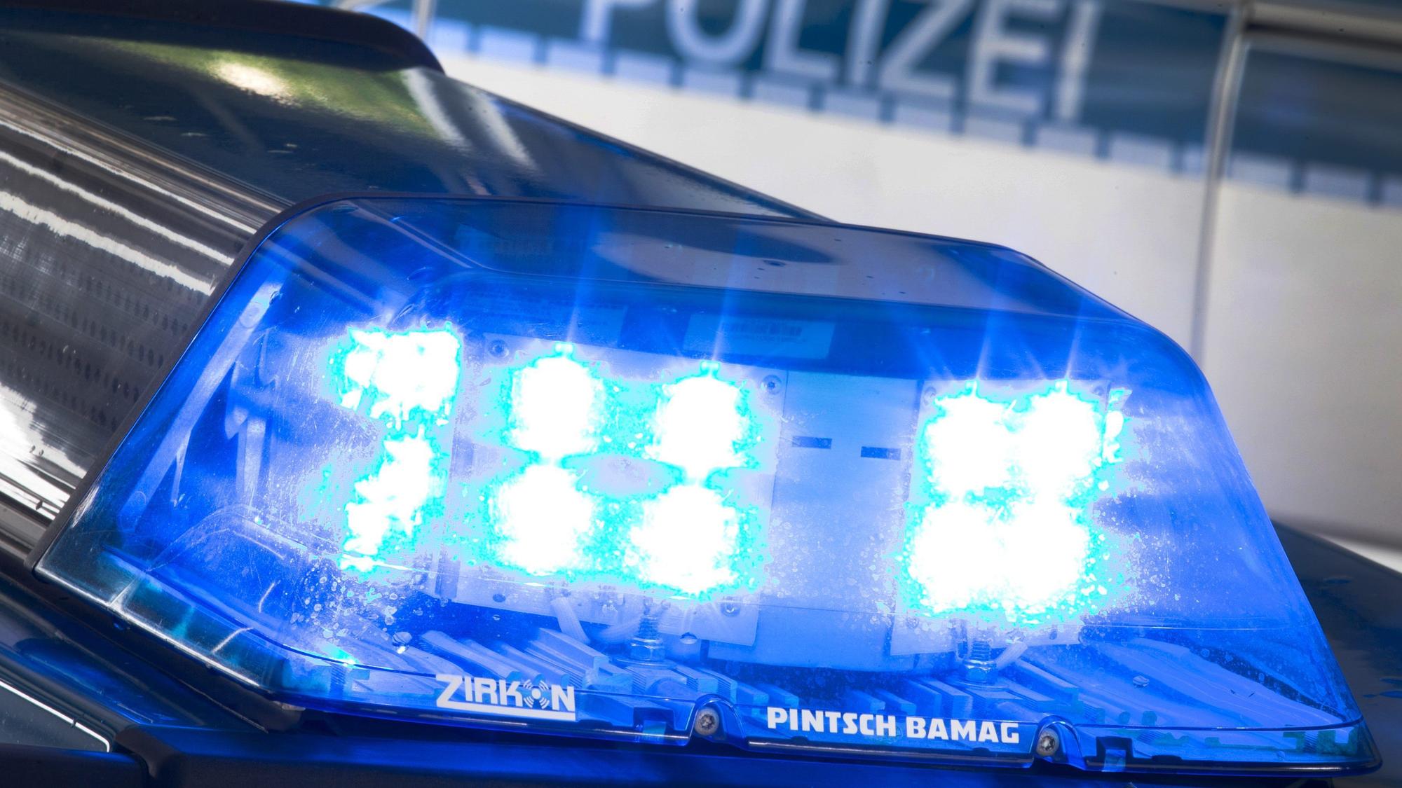 Ein Blaulicht leuchtet auf dem Dach eines Polizeiwagens.