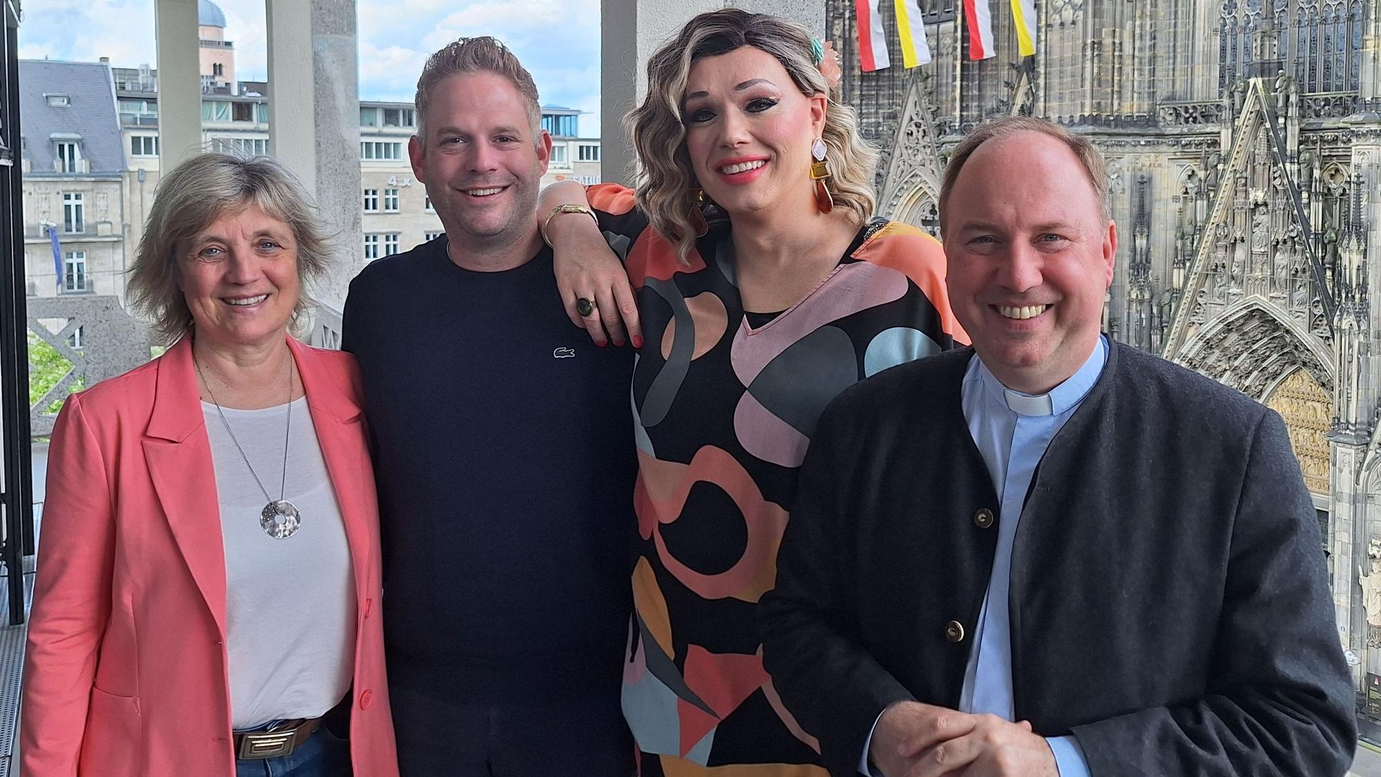 Teilnehmende an Veranstaltungen des Kölner Stadtdekanats zum Cologne Pride Festival 2024: Annelie Bracke, Ken Reise (alias Julie Voyage), Cassy Carrington, Robert Kleine (von links)