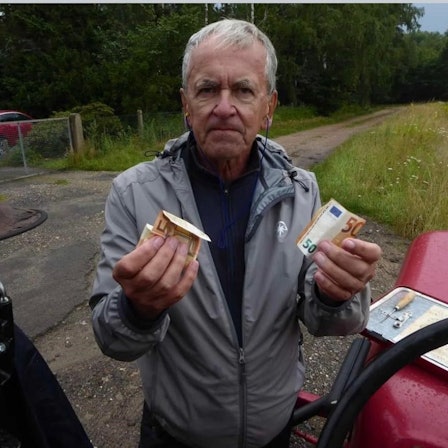 Uwe Jeworowski hält eine Geldspende in seinen Händen.