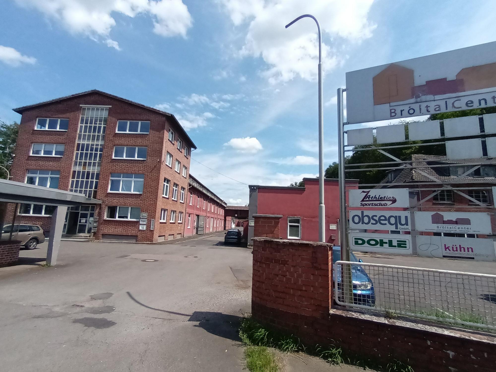 Hallen und Firmenhinweise in einem Gewerbegebiet
