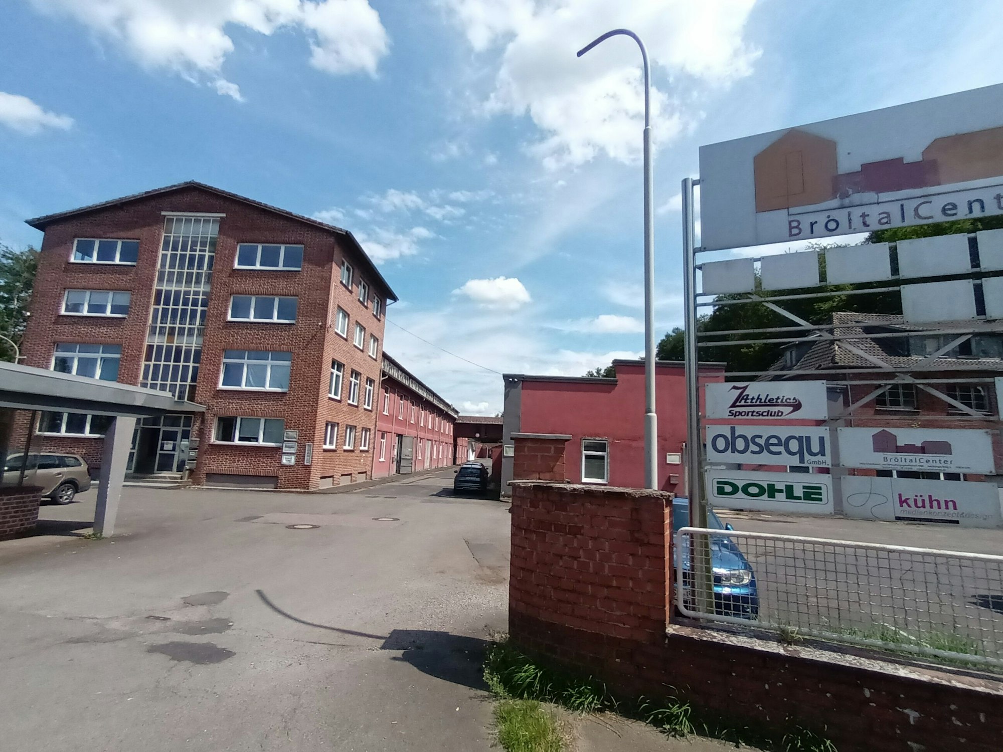 Hallen und Firmenhinweise in einem Gewerbegebiet