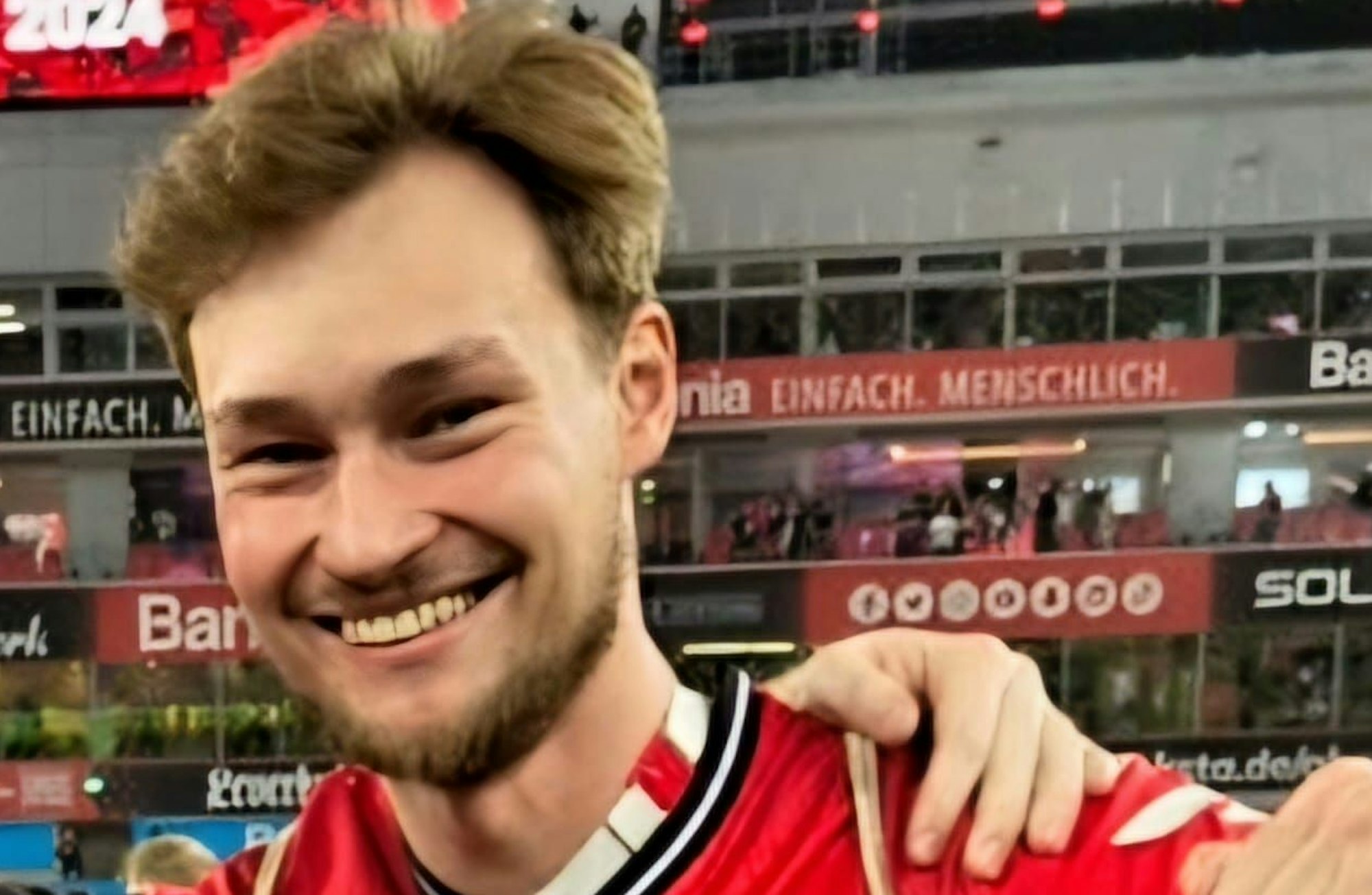Buchautor Jan Zimmermann feiert die Meisterschaft.
