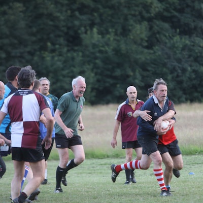04.07.2024, Köln: Am Ball und mitten drin Jan Lindert beim Training des Rugby Sport Verein Köln e. V.  Foto: Arton Krasniqi