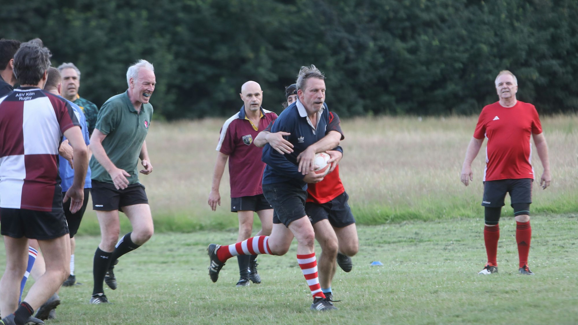 04.07.2024, Köln: Am Ball und mitten drin Jan Lindert beim Training des Rugby Sport Verein Köln e. V. Foto: Arton Krasniqi