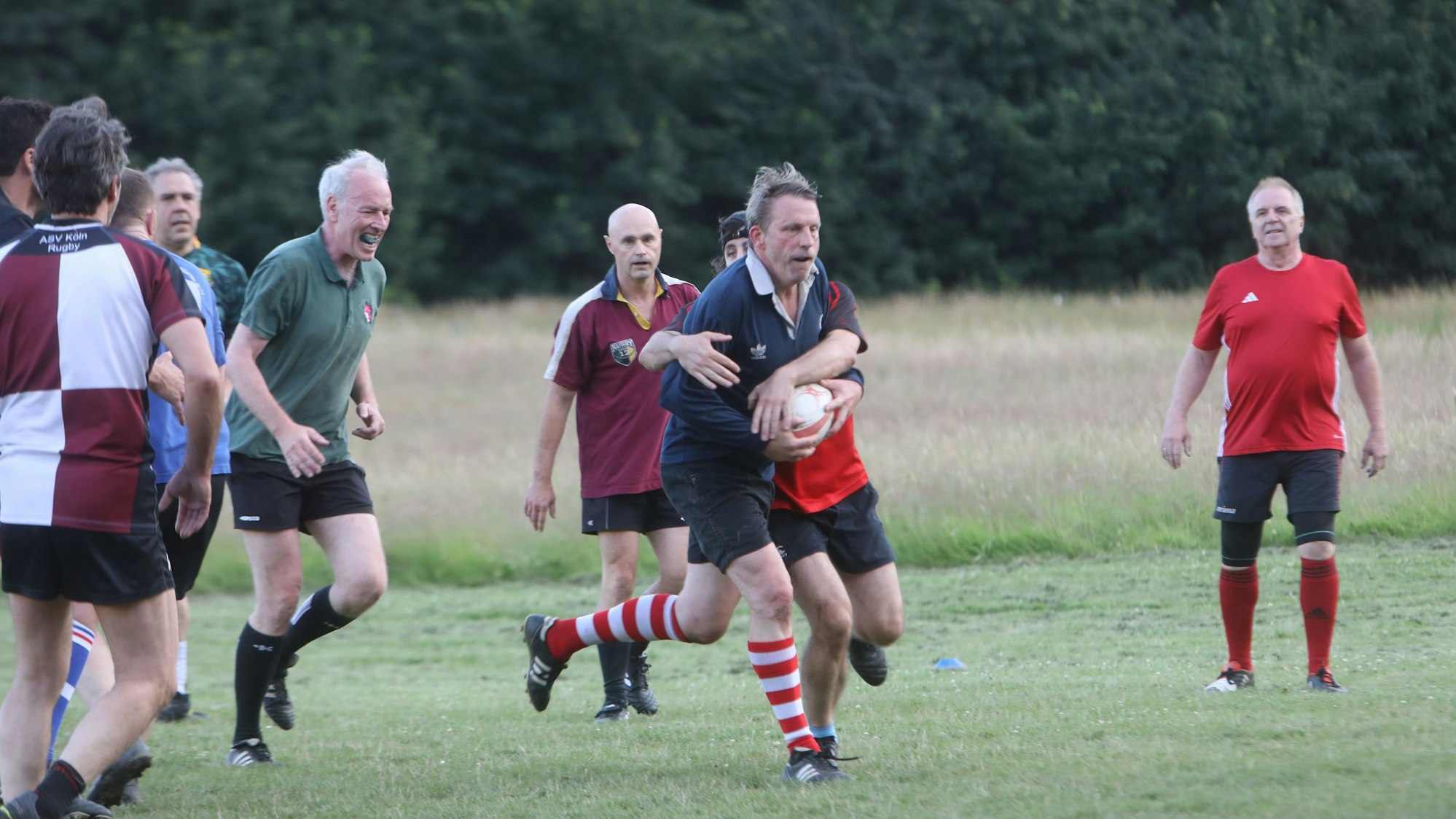 04.07.2024, Köln: Am Ball und mitten drin Jan Lindert beim Training des Rugby Sport Verein Köln e. V. Foto: Arton Krasniqi