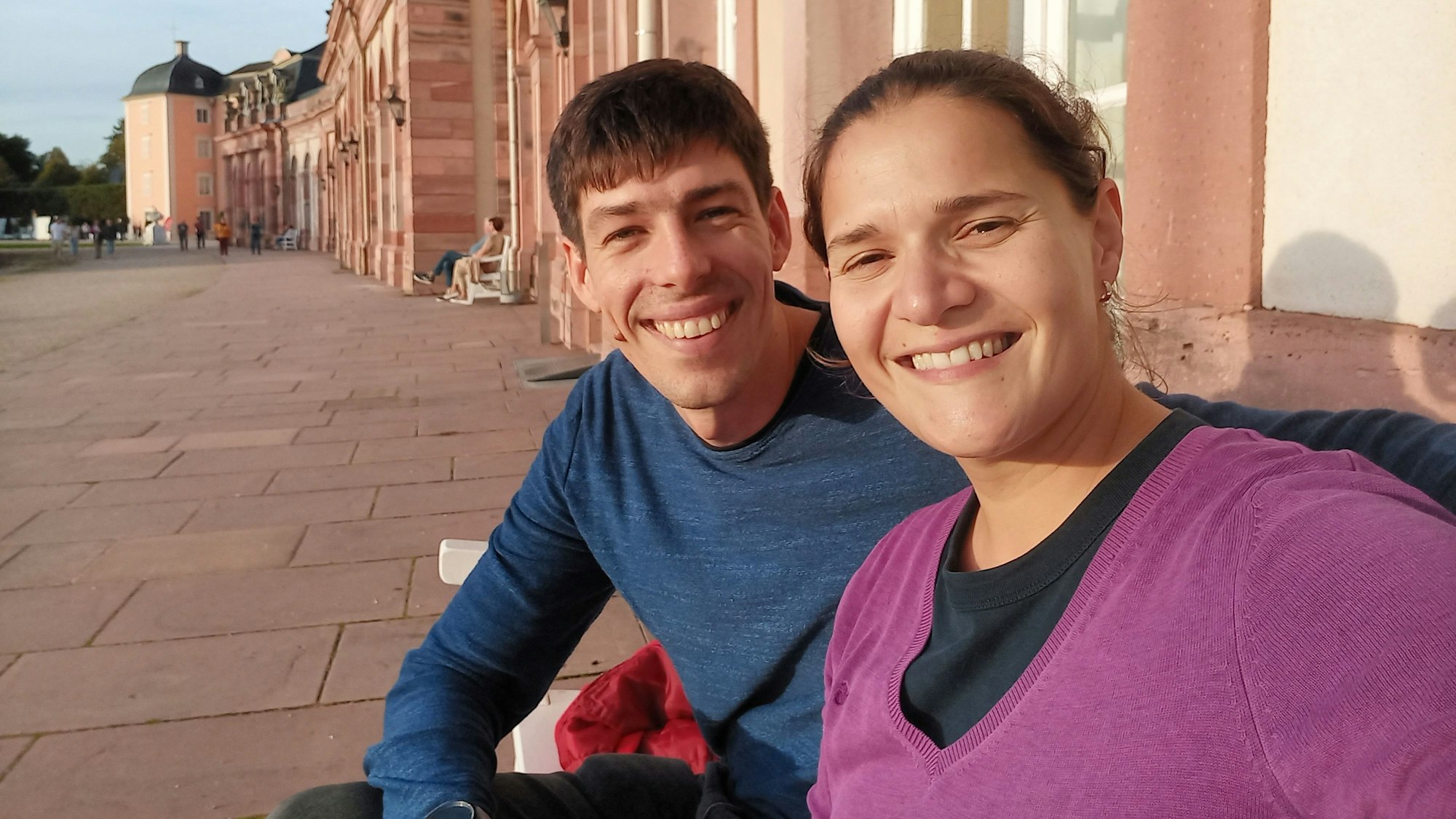 Eine Frau und ein Mann lächeln.