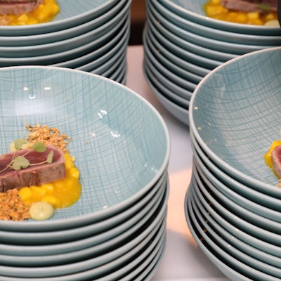 Das Bild zeigt angerichtete Teller in einem Restaurant