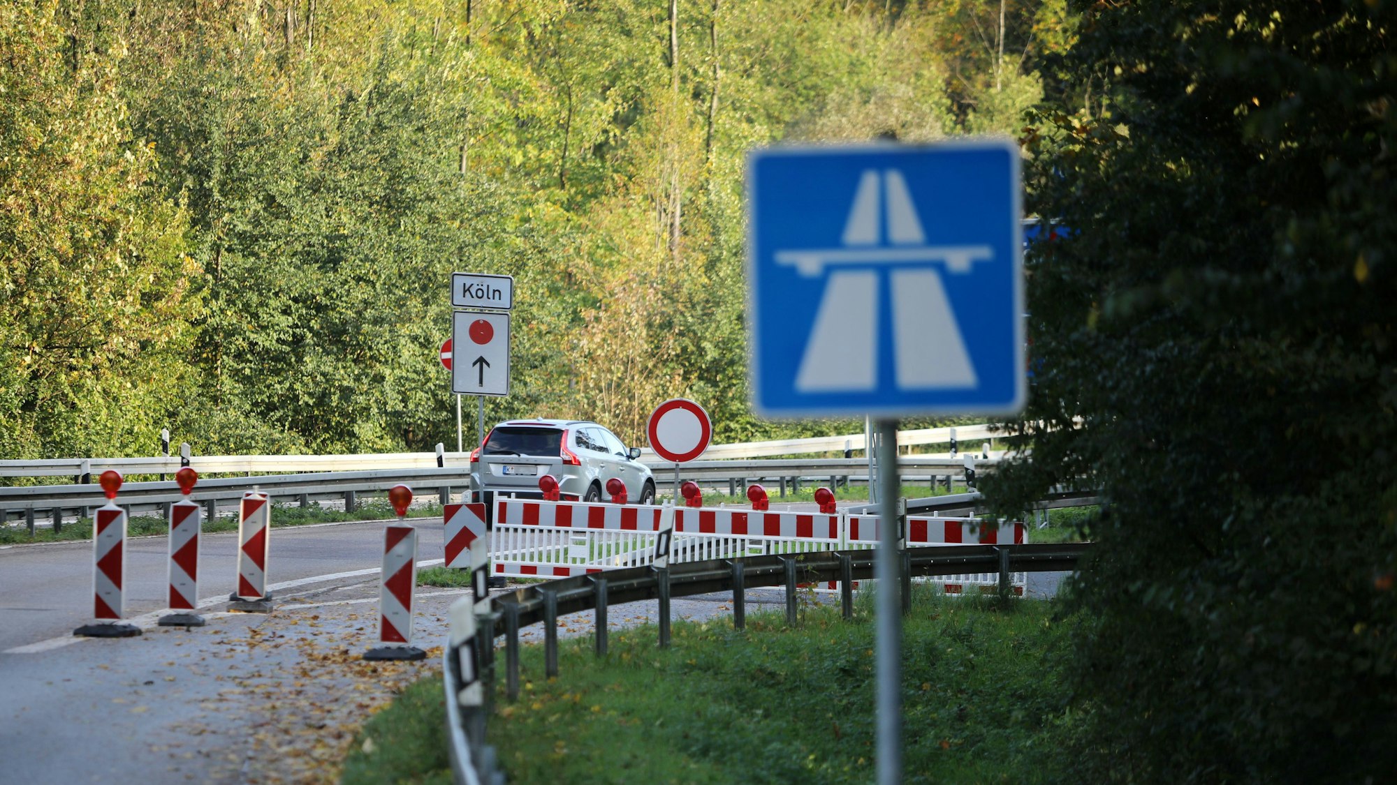 Das Verkehrszeichen zeigt das Symbol für Autobahn und ein Durchfahrtverboten Schild.