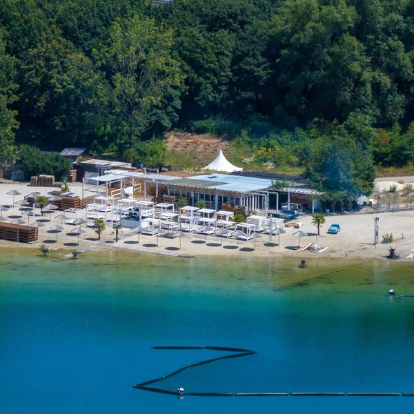 Der Beachclub Monkey's Island am Escher See ist derzeit geschlossen: Viele Sonnenschirme am Ufer, aber keine Gäste.