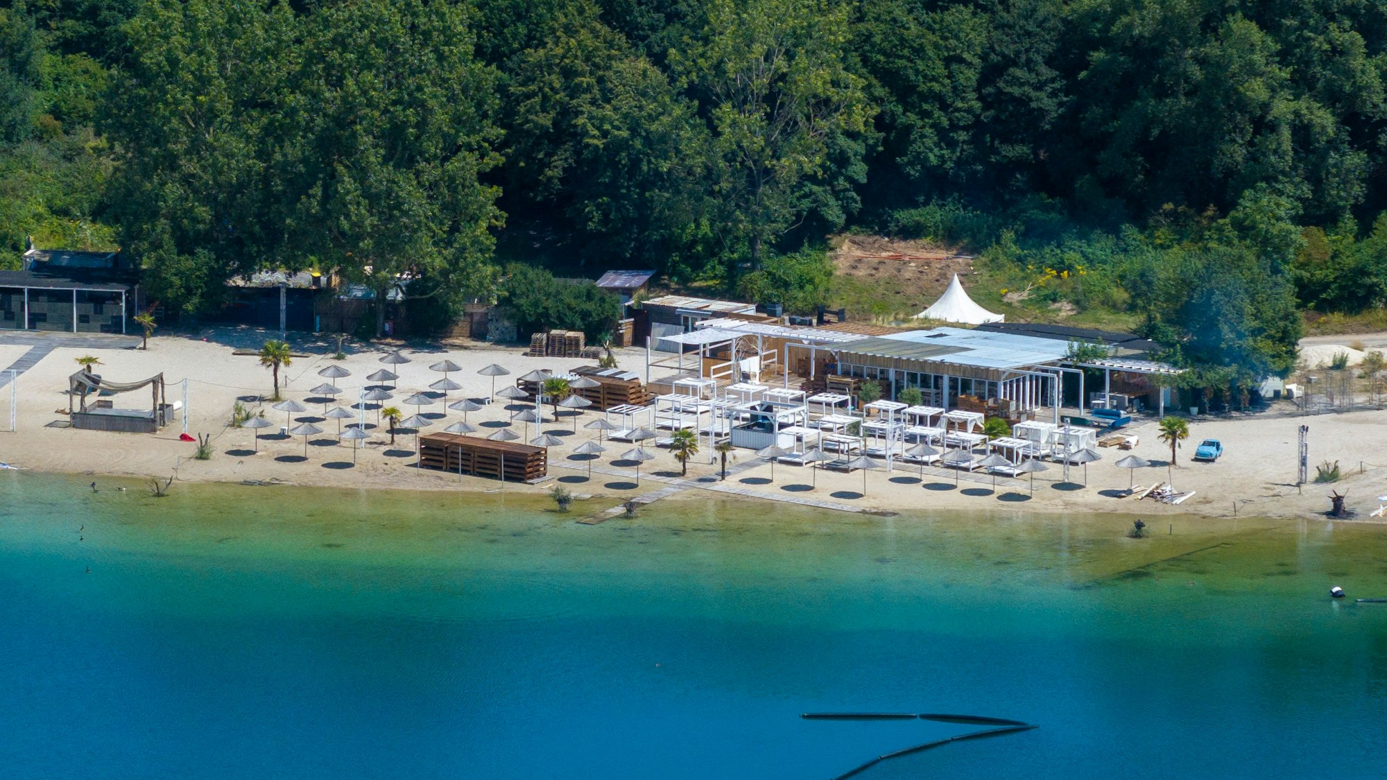 Der Beachclub Monkey's Island am Escher See ist derzeit geschlossen: Viele Sonnenschirme am Ufer, aber keine Gäste.