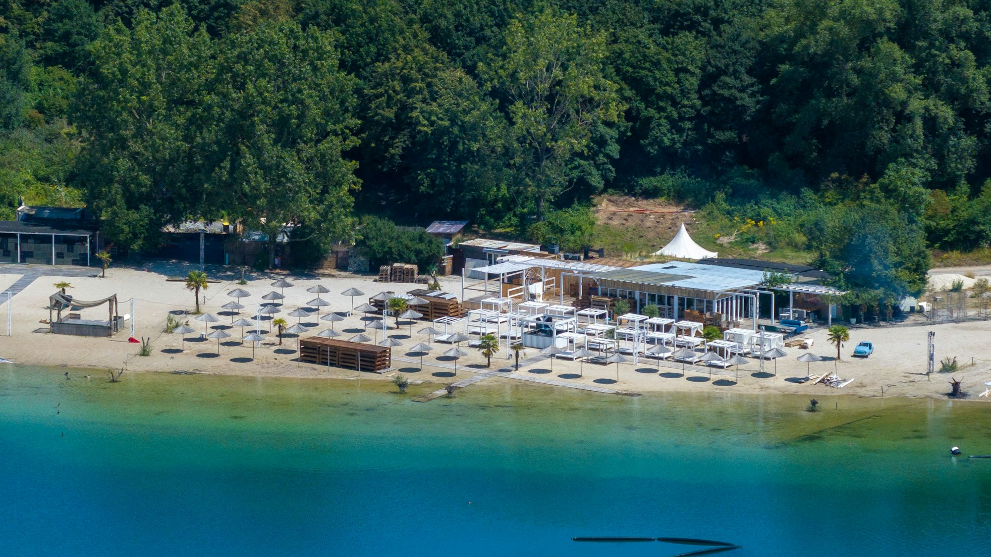 Der Beachclub „Monkey's Island“ am Escher See im Sommer 2024.