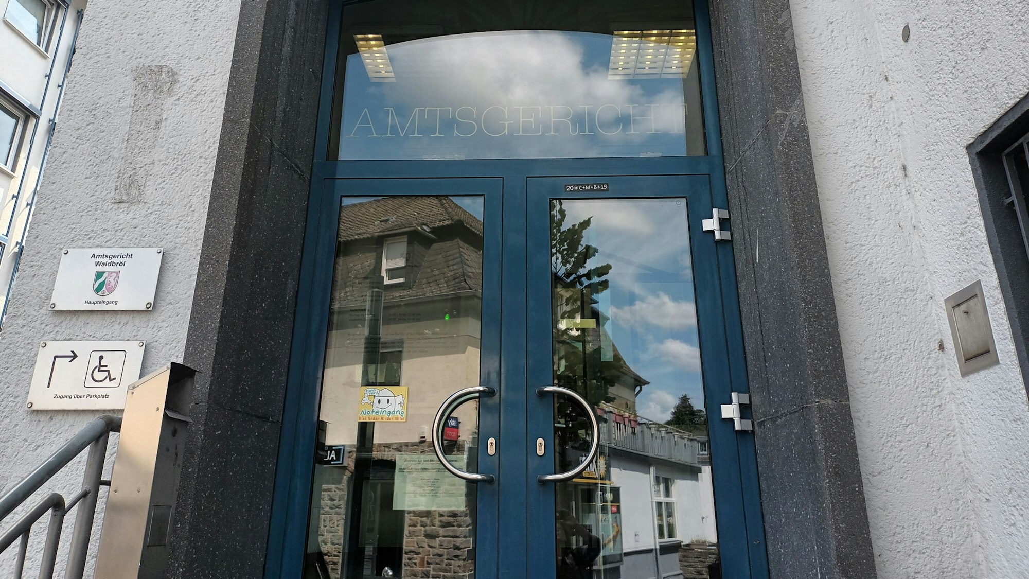Der Eingang zum Amtsgericht Waldbröl.