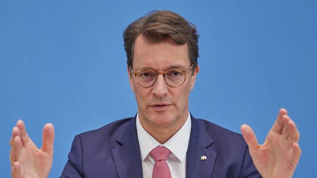 Hendrik Wüst (CDU), Ministerpräsident Nordrhein-Westfalen, stellt in der Bundespressekonferenz den Kinderreport 2024 "Demokratiebildung in Deutschland" vor.