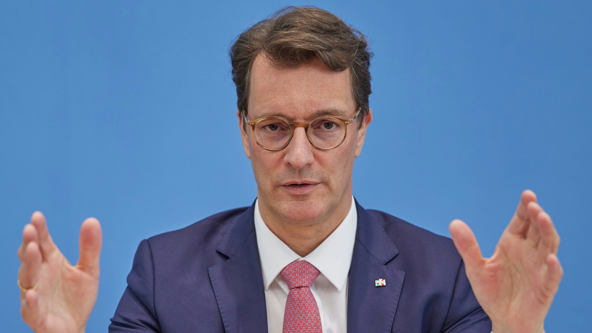 Hendrik Wüst (CDU), Ministerpräsident Nordrhein-Westfalen, stellt in der Bundespressekonferenz den Kinderreport 2024 "Demokratiebildung in Deutschland" vor.