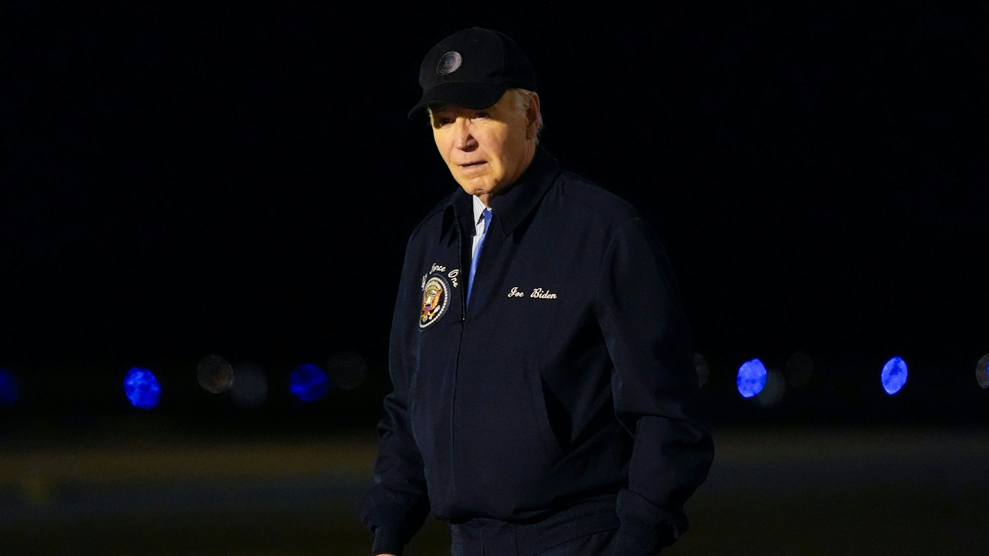 US-Präsident Joe Biden geht zu seinem Auto, nachdem er auf der Dover Air Force Base in Delaware aus der Air Force One ausgestiegen ist,. Biden kehrt in sein Haus in Rehoboth Beach (Delware) zurück, um sich selbst zu isolieren, nachdem er positiv auf COVID-19 getestet wurde.