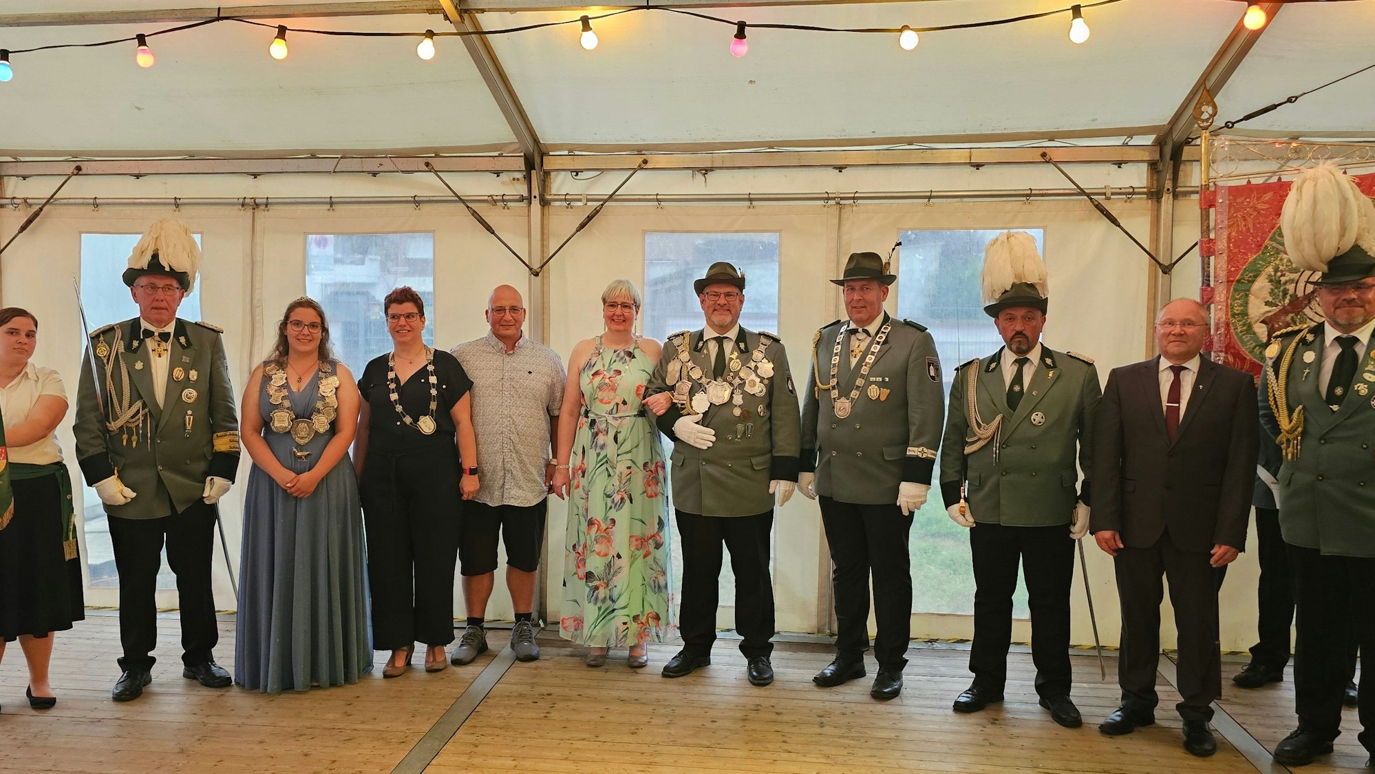 Die Führungsriege der St. Sebastianus-Schützenbruderschaft hat sich zum Foto aufgestellt.