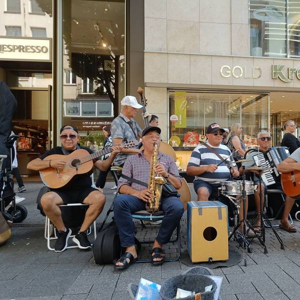 Eine sechsköpfige Band spielt auf der Schildergasse.