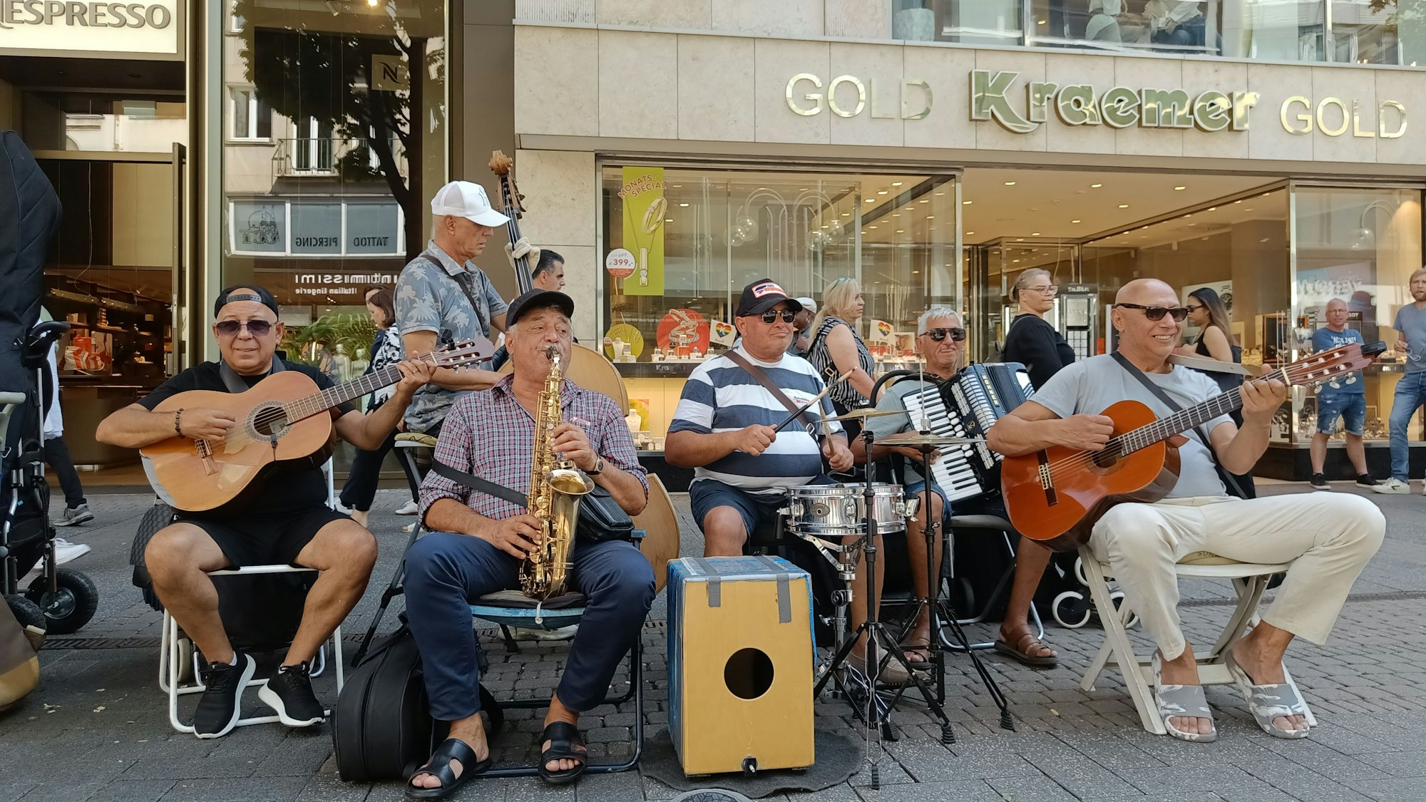 Eine sechsköpfige Band spielt auf der Schildergasse.