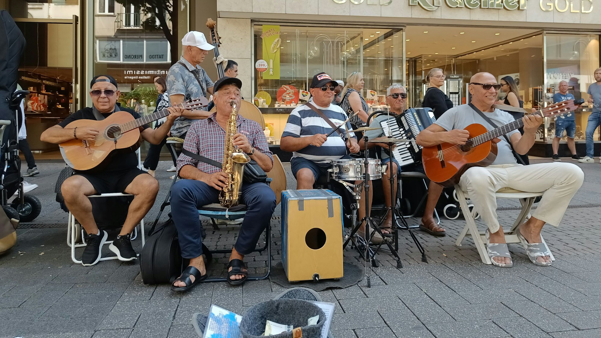 Die Replika-Band spielt seit fast 15 Jahren in Köln.