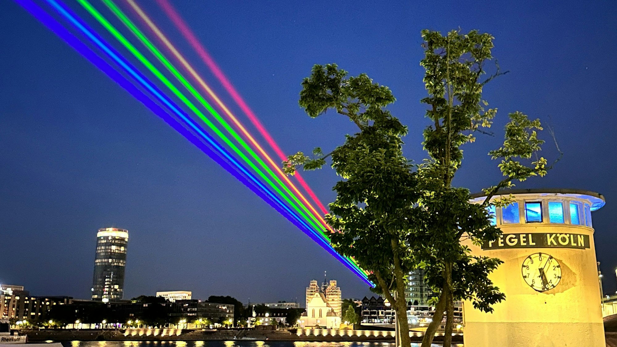 Laser-Regenbogen strahlt über Köln