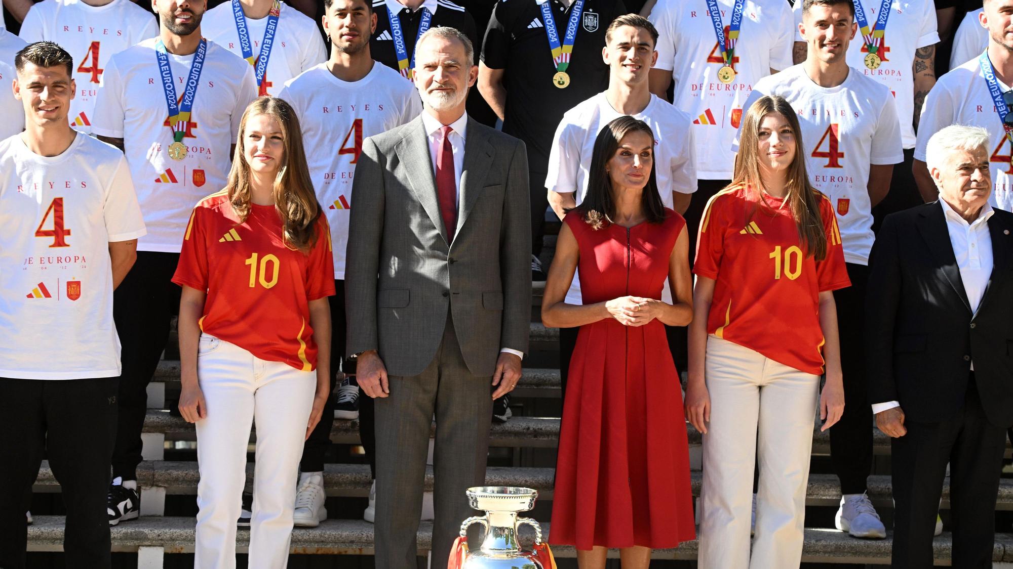 König Felipe und Königin Letizia empfangen zusammen mit ihren Töchtern, Prinzessin Leonor und Prinzessin Sofia die spanische Fußballnationalmannschaft nach dem EM-Sieg.