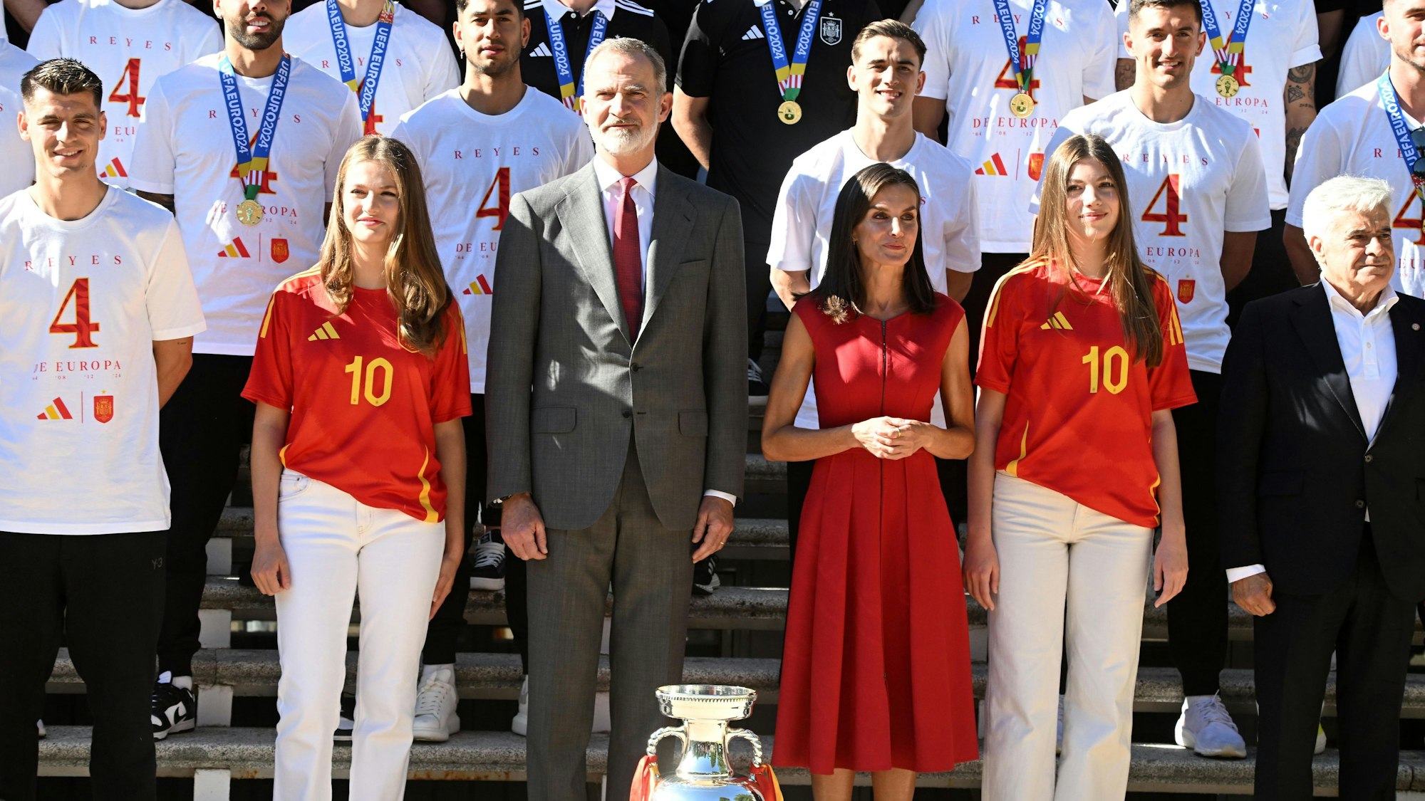 König Felipe und Königin Letizia empfangen zusammen mit ihren Töchtern, Prinzessin Leonor und Prinzessin Sofia die spanische Fußballnationalmannschaft nach dem EM-Sieg.