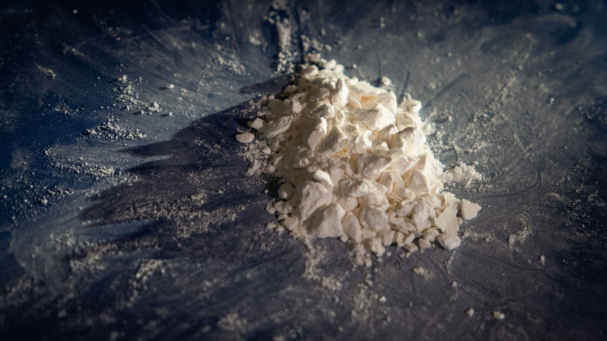 Gepresstes und hoch konzentriertes Kokain aus einem großen Kokainfund wird im Rahmen einer Pressekonferenz des Zoll Hamburg gezeigt.