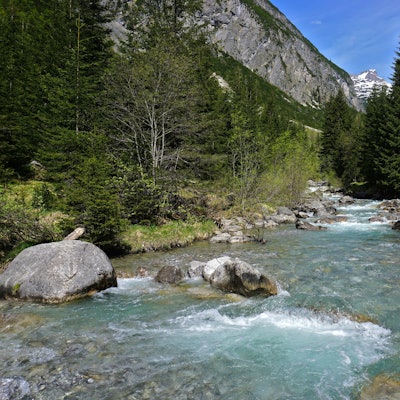 Ein Bach fließt durch das österreichische Lechtal, es bilden sich starke Strömungen. (Symbolbild)